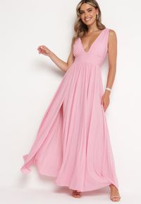 Born2be - Różowa Koktajlowa Sukienka na Ramiączkach z Trójkątnym Dekoltem i Rozcięciem z Boku Nestarli. Okazja: na wesele, na imprezę, na ślub cywilny. Typ kołnierza: dekolt w kształcie V. Kolor: różowy. Materiał: materiał. Długość rękawa: na ramiączkach. Sezon: lato. Styl: wizytowy #1