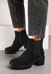 Born2be - Czarne Botki na Słupku Rona. Okazja: na co dzień. Kolor: czarny. Materiał: jeans. Wzór: aplikacja. Obcas: na słupku. Styl: casual, klasyczny, elegancki. Wysokość obcasa: niski