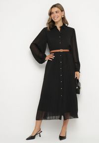 Born2be - Czarna Plisowana Sukienka o Koszulowym Kroju z Dodatkowym Paskiem Mialessa. Okazja: na co dzień. Kolor: czarny. Materiał: materiał. Typ sukienki: koszulowe. Styl: klasyczny, casual, elegancki #2