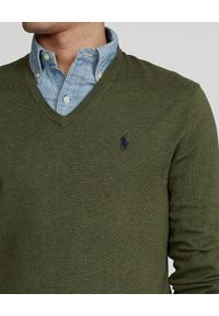 Ralph Lauren - RALPH LAUREN - Bawełniany sweter w serek khaki. Typ kołnierza: dekolt w serek. Kolor: zielony. Materiał: bawełna. Wzór: haft #4
