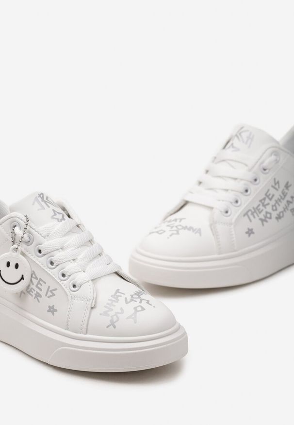 Renee - Biało-Srebrne Sneakersy z Napisami Graffiti i Odpinanym Brelokiem z Uśmiechniętą Emotką Fawnitte. Okazja: na co dzień. Nosek buta: okrągły. Zapięcie: sznurówki. Kolor: biały. Wzór: napisy. Materiał: jeans, materiał, skóra. Sezon: lato. Obcas: na obcasie. Wysokość obcasa: niski