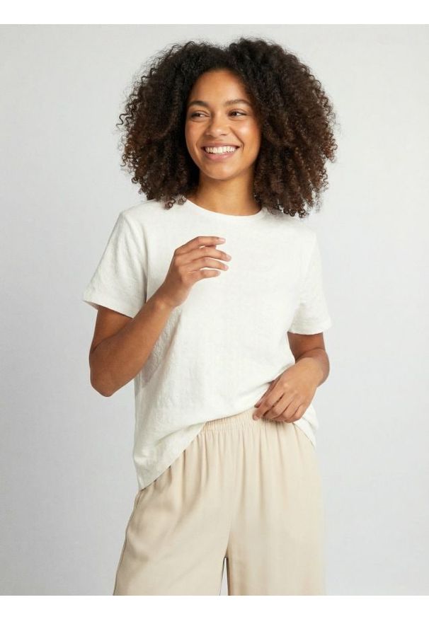 Sinsay - Ażurowa koszulka - kremowy. Kolor: kremowy. Wzór: ażurowy