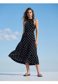 Sinsay - Wiskozowa sukienka midi w grochy z wiązanym dekoltem halter - wielobarwny. Typ kołnierza: dekolt halter. Materiał: wiskoza. Wzór: grochy. Długość: midi #1
