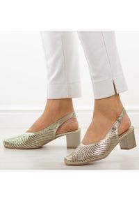 DEONI - Złote C skórzane Polskie czółenka damskie Deoni D136. Okazja: na co dzień, na spotkanie biznesowe, na imprezę. Kolor: złoty. Szerokość cholewki: normalna. Wzór: ażurowy, aplikacja. Materiał: skóra. Sezon: wiosna, lato. Obcas: na obcasie. Styl: biznesowy, elegancki, casual, klasyczny, wizytowy. Wysokość obcasa: średni #1