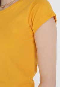 Born2be - Żółty T-shirt Sinohsa. Kolor: żółty. Materiał: bawełna, dzianina. Długość rękawa: krótki rękaw. Długość: krótkie. Wzór: gładki #5