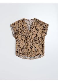 Sinsay - Wiskozowa koszula z krótkim rękawem w panterkę - beżowy. Kolor: beżowy. Materiał: wiskoza. Długość rękawa: krótki rękaw. Długość: krótkie. Wzór: motyw zwierzęcy #1