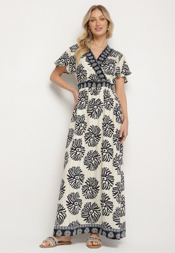 Born2be - Niebieska Wiskozowa Sukienka Rozkloszowana z Kopertowym Dekoltem w Boho Wzór Paldena. Okazja: na imprezę, na co dzień. Typ kołnierza: dekolt kopertowy. Kolor: niebieski. Materiał: wiskoza. Wzór: aplikacja. Sezon: lato. Typ sukienki: kopertowe. Styl: boho