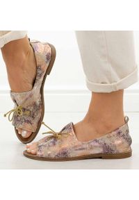 DEONI - Złote N04 skórzane Polskie sandały damskie z zakrytą piętą Deoni D488. Zapięcie: bez zapięcia. Kolor: złoty. Materiał: skóra. Sezon: wiosna, lato. Styl: klasyczny #1