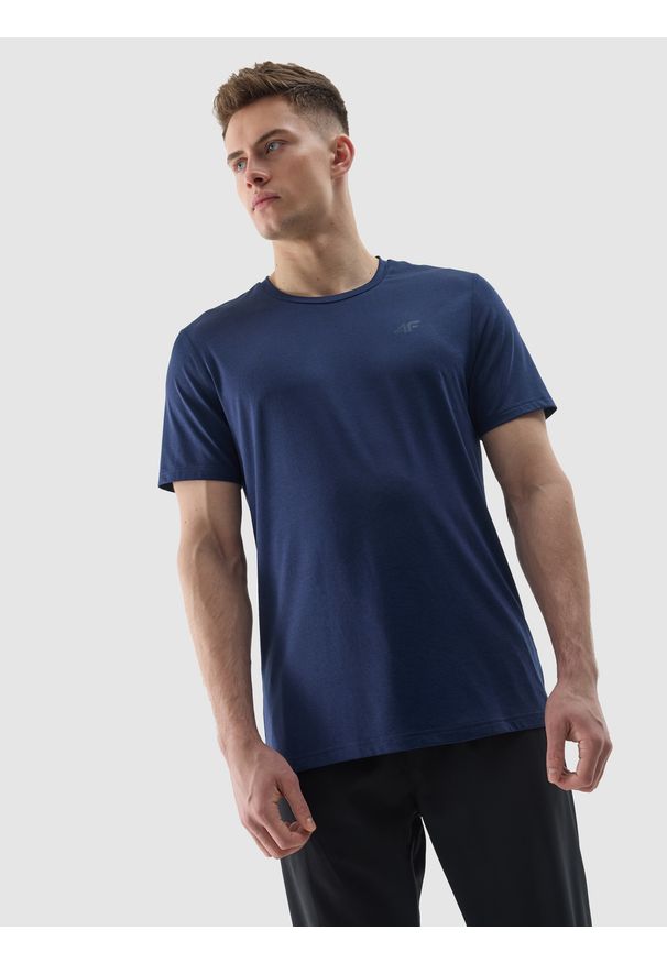 4f - Koszulka treningowa regular z materiału z recyklingu męska - granatowa. Kolor: niebieski. Materiał: materiał. Długość rękawa: krótki rękaw. Długość: krótkie. Wzór: ze splotem, jednolity, gładki. Sport: fitness