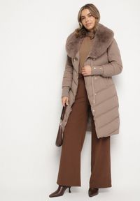 Born2be - Ciemnobeżowa Elegancka Kurtka z Pikowanymi Przeszyciami i Futrzanym Kołnierzem Gallea. Okazja: na spacer, na co dzień. Kolor: beżowy. Materiał: futro. Sezon: zima. Styl: elegancki #5