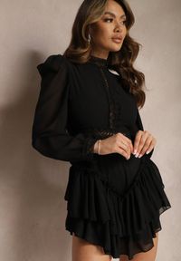 Renee - Czarna Rozkloszowana Sukienka Kombinezon Taliowany z Falbankami i Koronką Pokisa. Kolor: czarny. Materiał: koronka. Wzór: koronka