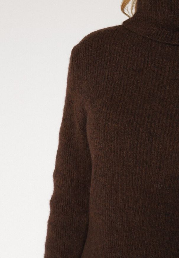 Born2be - Brązowa Sukienka Sweterkowa z Golfem z Wiskozą i Wełną Fedamira. Okazja: na co dzień. Typ kołnierza: golf. Kolor: brązowy. Materiał: wełna, wiskoza. Typ sukienki: proste. Styl: klasyczny, casual. Długość: maxi