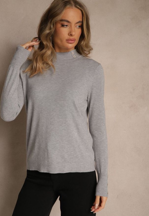 Renee - Szary Golf o Dopasowanym Kroju Zdobiony Minimalistycznymi Aplikacjami Unissa. Okazja: na spacer. Typ kołnierza: golf. Kolor: szary. Materiał: jeans. Wzór: aplikacja. Styl: elegancki, klasyczny