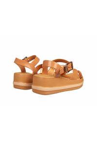 Sandały Azaleia Marie Sandal Plat Fem Dark Brown 198050, Brązowy, Tworzywo. Okazja: na co dzień. Zapięcie: klamry. Kolor: brązowy. Materiał: tworzywo sztuczne. Wzór: paski. Styl: casual, sportowy