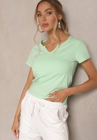 Renee - Jasnozielony Bawełniany T-shirt Ozdobiony Guzikami Lisamaris. Okazja: na co dzień. Kolor: zielony. Materiał: bawełna. Wzór: aplikacja. Styl: klasyczny, casual