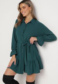 Born2be - Ciemnozielona Koszulowa Sukienka z Wiązanym Paskiem Stevania. Kolor: zielony. Materiał: materiał. Typ sukienki: koszulowe. Długość: mini #4