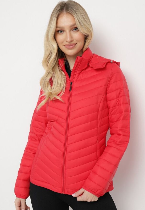 Born2be - Czerwona Pikowana Kurtka z Odpinanym Kapturem Ebinia. Kolor: czerwony