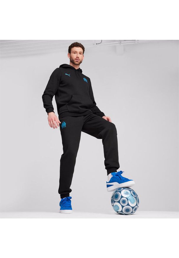 Puma - Spodnie dresowe OM 2024/25. Kolor: niebieski, czarny, wielokolorowy. Materiał: dresówka. Sport: piłka nożna