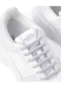 PREMIUM BASICS - Perforowane białe sneakersy SNOW PERFORATED. Nosek buta: okrągły. Kolor: biały. Materiał: jeans, materiał. Szerokość cholewki: normalna. Wzór: aplikacja, nadruk. Sezon: wiosna #3