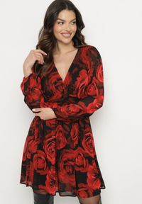 Born2be - Czarno-Czerwona Rozkloszowana Sukienka w Róże z Bufiastymi Rękawami i Marszczeniem w Talii Senarielle. Okazja: na co dzień, na imprezę. Kolor: czarny. Materiał: skóra. Sezon: wiosna. Styl: casual, elegancki #1