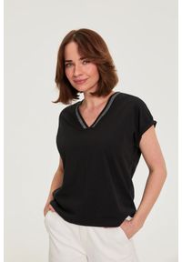 MOODO - Bawełniany t-shirt z dekoltem w serek czarny. Typ kołnierza: dekolt w serek. Kolor: czarny. Materiał: bawełna #1