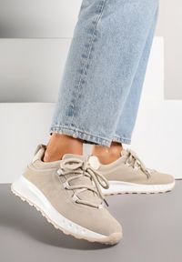 Born2be - Beżowe Sneakersy z Naturalnego Zamszu ze Skórzaną Wkładką Dolittea. Okazja: na co dzień, na spacer. Kolor: beżowy. Materiał: zamsz, skóra. Wzór: aplikacja. Sport: turystyka piesza #4
