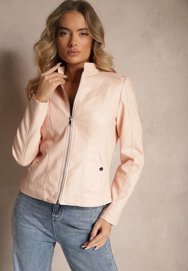 Renee - Różowa Kurtka w Stylu Ramoneski Ozdobiona Tłoczeniem Arvezina. Okazja: na co dzień. Kolor: różowy. Materiał: jeans. Wzór: aplikacja. Styl: elegancki, casual