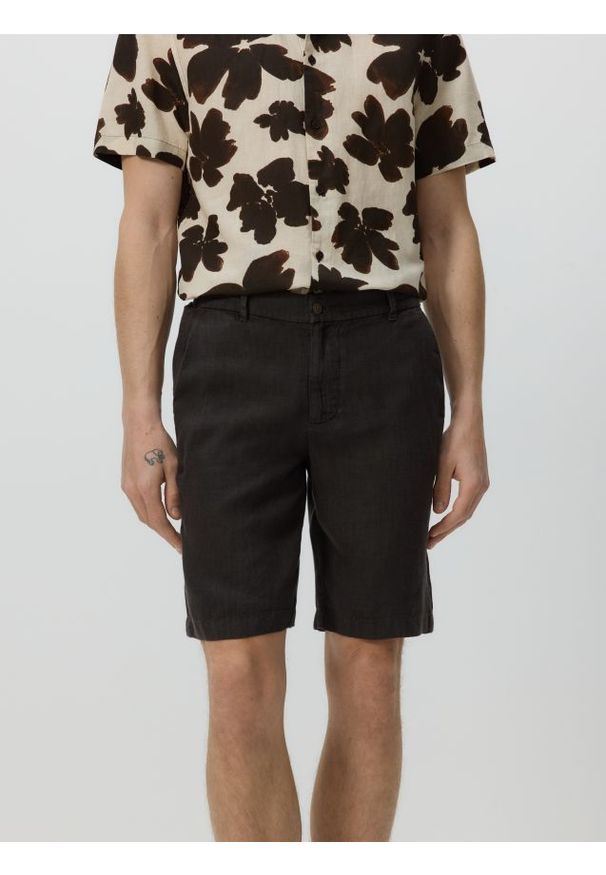 Reserved - Lniane szorty regular fit - ciemnobrązowy. Kolor: brązowy. Materiał: len