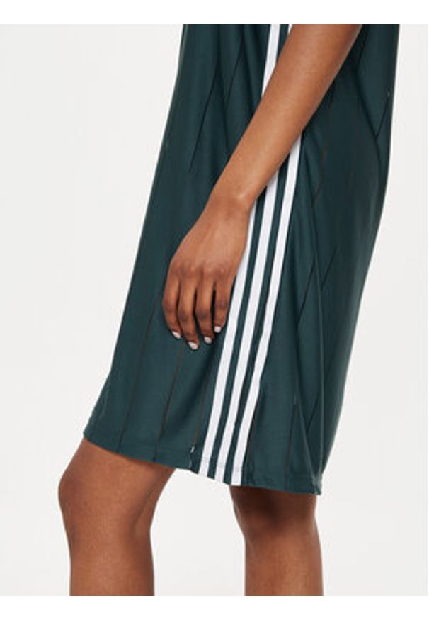 Adidas - adidas Sukienka codzienna adicolor 3-Stripes IX5507 Zielony Loose Fit. Okazja: na co dzień. Kolor: zielony. Materiał: syntetyk. Typ sukienki: proste. Styl: casual