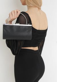 Born2be - Czarna Brokatowa Torebka Kopertówka z Metalową Rączką z Odpinanym Łańcuszkiem Zalive. Kolor: czarny. Styl: elegancki