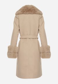 Born2be - Beżowy Elegancki Płaszcz o Dwurzędowym Kroju z Futerkiem Landrie. Okazja: na co dzień. Kolor: beżowy. Materiał: futro. Styl: elegancki #5