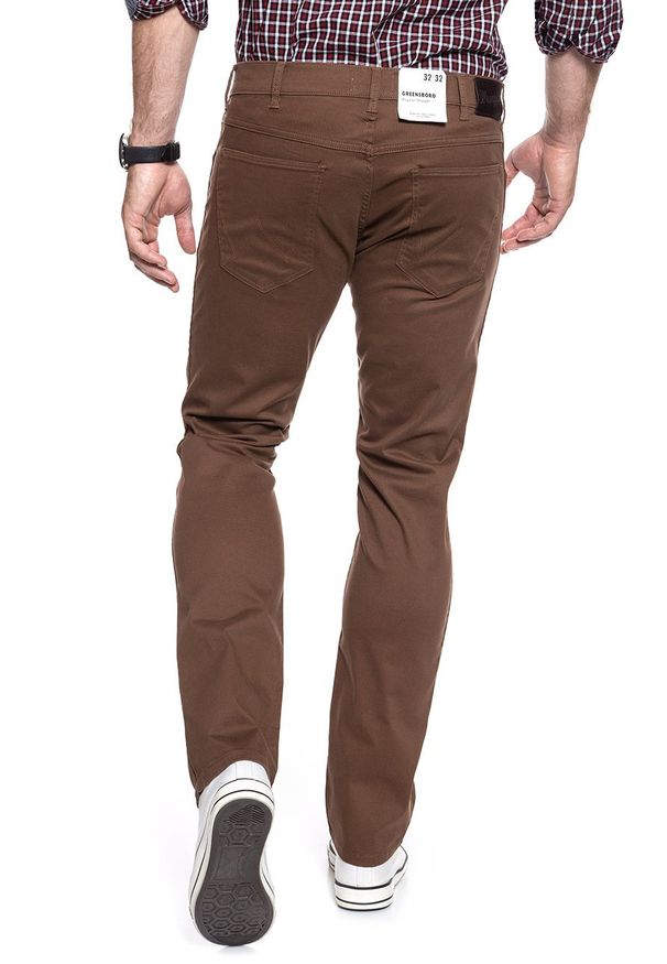 Wrangler - WRANGLER SPODNIE MĘSKIE GREENSBORO BISON W15QT228E 112127074. Materiał: materiał