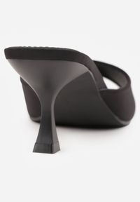 Renee - Czarne Eleganckie Klapki Peep Toe na Klepsydrowym Obcasie Jilthine. Nosek buta: otwarty. Kolor: czarny. Materiał: satyna. Sezon: lato. Obcas: na obcasie. Styl: elegancki. Wysokość obcasa: średni #3
