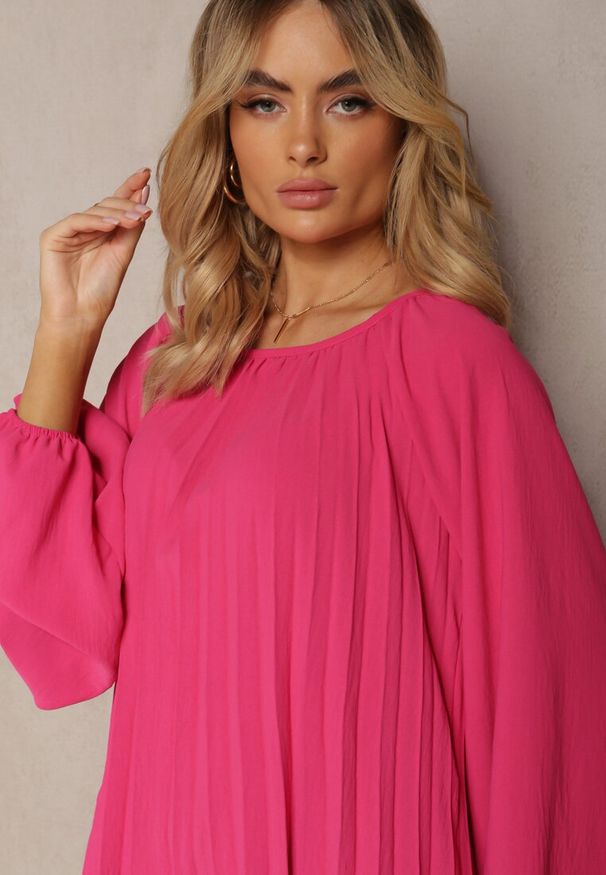 Renee - Fuksjowa Rozkloszowana Sukienka Ozdobiona Plisowaniem i Bufiastymi Rękawami Ksarina. Kolor: różowy. Wzór: aplikacja. Typ sukienki: rozkloszowane. Styl: elegancki