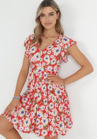 Born2be - Czerwona Sukienka Mini z Wiskozy z Gumką w Pasie i Falbankami Nidi. Typ kołnierza: kołnierz z falbankami. Kolor: czerwony. Materiał: wiskoza. Długość: mini #3
