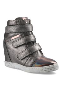 Sneakersy damskie Karino, lakierowana skóra naturalna zapinana na trzy rzepy i na płaskim obcasie, srebrno-szare, 1694-127-P. Okazja: na co dzień. Zapięcie: rzepy. Kolor: srebrny. Materiał: skóra, lakier. Szerokość cholewki: normalna. Obcas: na obcasie. Styl: casual, sportowy. Wysokość obcasa: niski #1