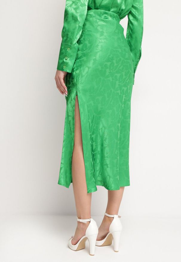 Born2be - Zielona Elegancka Spódnica Midi z Gumką w Pasie Falire. Kolor: zielony. Styl: elegancki