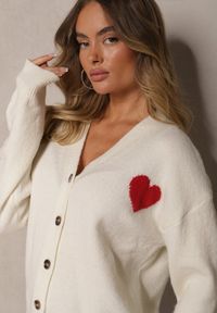 Renee - Biały Rozpinany Kardigan Ozdobiony Sercem Miathia. Okazja: na co dzień. Typ kołnierza: dekolt w kształcie V. Kolor: biały. Materiał: jeans. Wzór: aplikacja. Styl: casual, elegancki #5