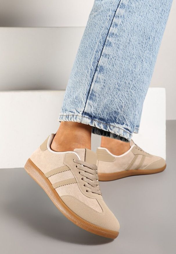 Renee - Ciemnobeżowe Casualowe Sneakersy z Ekozamszu na Płaskiej Podeszwie Pemeriana. Okazja: na co dzień. Kolor: beżowy. Materiał: jeans. Obcas: na płaskiej podeszwie. Sport: turystyka piesza