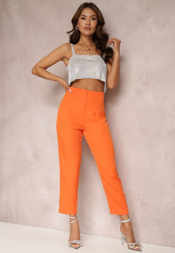 Renee - Pomarańczowe Spodnie Iolona. Stan: podwyższony. Kolor: pomarańczowy. Materiał: tkanina. Wzór: jednolity, aplikacja, gładki. Styl: klasyczny
