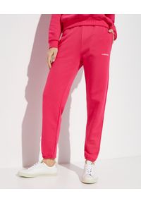 LA MANIA - Dresowe spodnie w kolorze fuksji Comfy. Kolor: różowy, wielokolorowy, fioletowy. Materiał: dresówka. Wzór: napisy