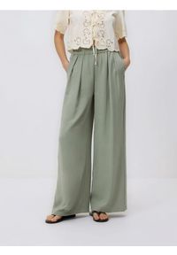 Reserved - Szerokie spodnie - ciemnozielony. Kolor: zielony. Materiał: tkanina. Wzór: gładki