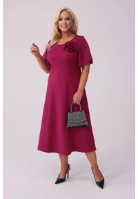 Moda Size Plus Iwanek - Elegancka sukienka Doris na wesele w kolorze głębokiej fuksji PLUS SIZE XXL. Okazja: na wesele, na ślub cywilny. Kolekcja: plus size. Kolor: różowy. Wzór: gładki, aplikacja, kwiaty. Typ sukienki: dla puszystych. Materiał: tkanina, elastan, poliester, materiał. Długość rękawa: krótki rękaw. Styl: elegancki. Długość: midi