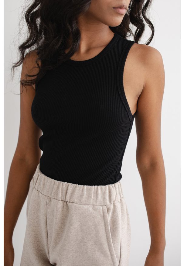 Marsala - Top na ramiączkach prążkowanej dzianiny w kolorze TOTALLY BLACK - ISLA-XL. Kolor: czarny. Materiał: dzianina, prążkowany. Długość rękawa: na ramiączkach. Sezon: lato, zima, jesień, wiosna. Styl: klasyczny