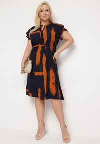 Born2be - Czarno-Pomarańczowa Sukienka ze Sznurkiem w Pasie i Artystycznym Wzorem Lesidna. Kolor: niebieski. Materiał: tkanina. Długość rękawa: krótki rękaw