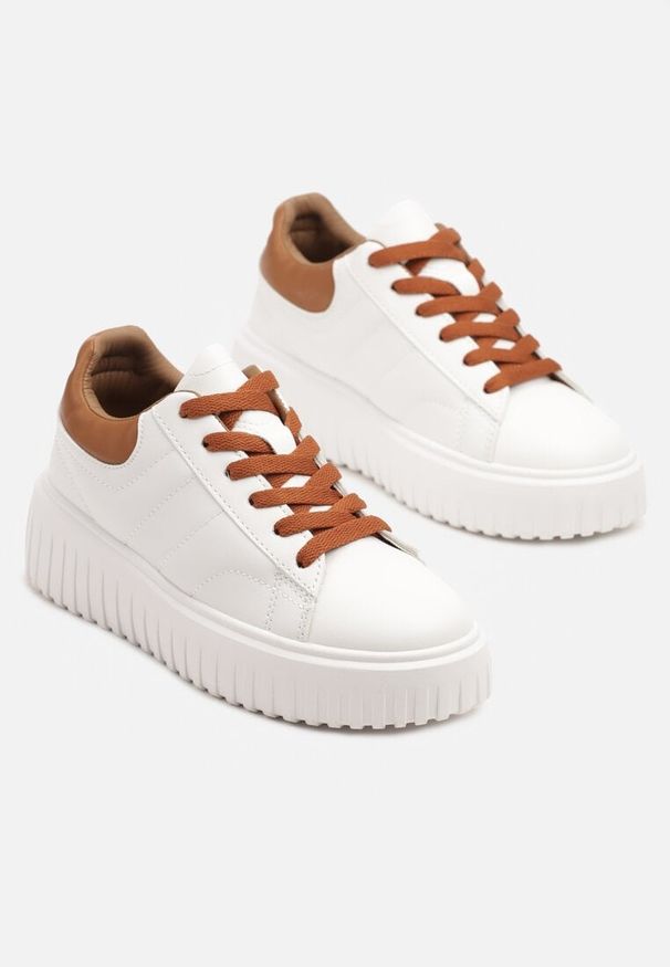 Born2be - Biało-Brązowe Sneakersy na Grubej Tłoczonej Podeszwie Zdivila. Kolor: biały. Materiał: jeans