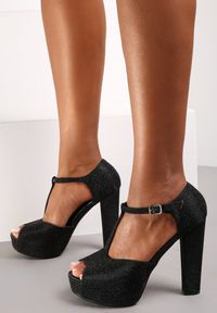 Renee - Czarne Sandały Bibley. Nosek buta: otwarty. Zapięcie: pasek. Kolor: czarny. Materiał: materiał. Obcas: na platformie. Styl: glamour #1