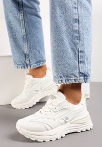 Renee - Białe Sneakersy z Ekoskóry ze Sznurowaniem i Ozdobnymi Naszywkami Ocellia. Kolor: biały. Materiał: jeans. Wzór: aplikacja #2