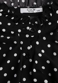 Born2be - Czarna Wiskozowa Koszula w Kropki ze Stójką z Ozdobnymi Falbanami Isamene. Okazja: na co dzień. Typ kołnierza: kołnierzyk stójkowy. Kolor: czarny. Materiał: wiskoza. Wzór: kropki. Styl: casual, klasyczny #4