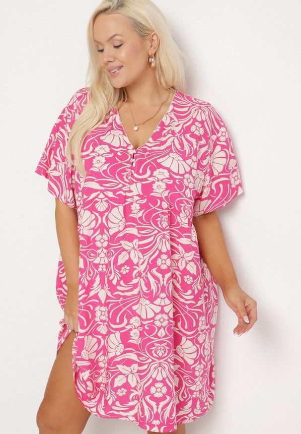 Born2be - Fuksjowa Pudełkowa Sukienka z Wiskozy w Kwiaty z Guzikami Liramiree. Okazja: na spacer, na co dzień, na imprezę. Kolor: różowy. Materiał: wiskoza. Wzór: kwiaty. Typ sukienki: proste. Styl: casual, elegancki, klasyczny